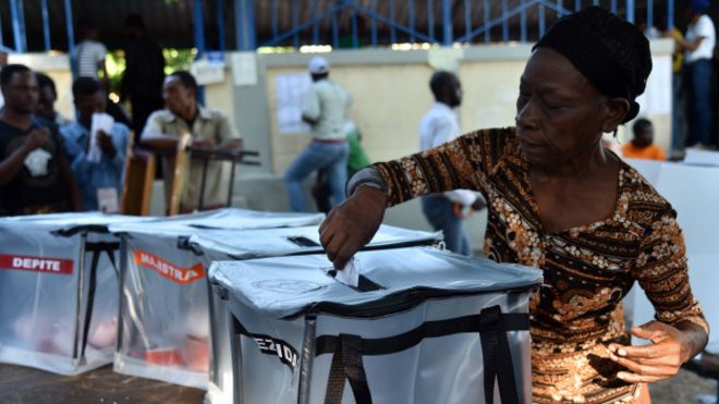 Mujer votando en Haiti