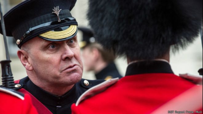 Un sargento inspecciona a los Guardias Granderos, un regimiento de infantería del Ejército Británico. 