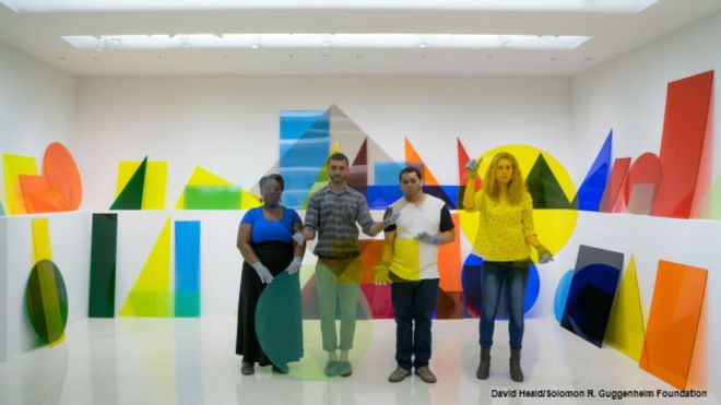 Amalia Pica. Piezas de acrílicos y performance ocasional. Exposición Bajo un mismo sol