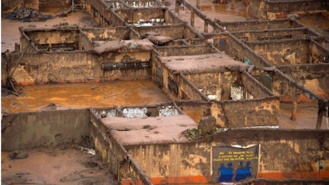 Vista aérea de la destrucción del pueblo de Bento Rodrigues, en el estado de Minas gerais, tras la avalancha de lodo que se desprendió por la ruptura de un dique minero.