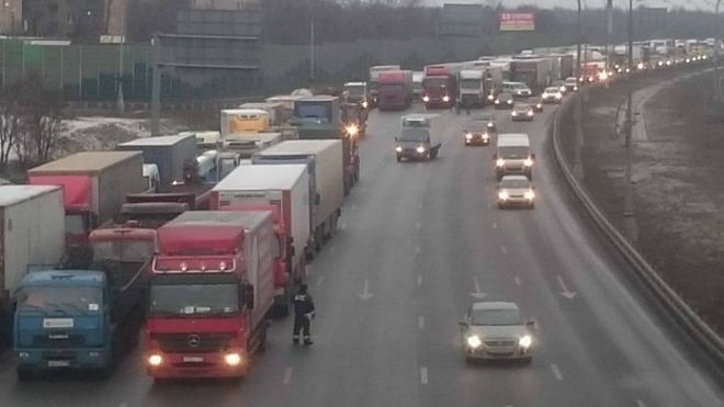 http://ichef.bbci.co.uk/news/ws/660/amz/worldservice/live/assets/images/2015/12/04/151204114232_moscow_trucks_protest_police_624x351_bbc_nocredit.jpg