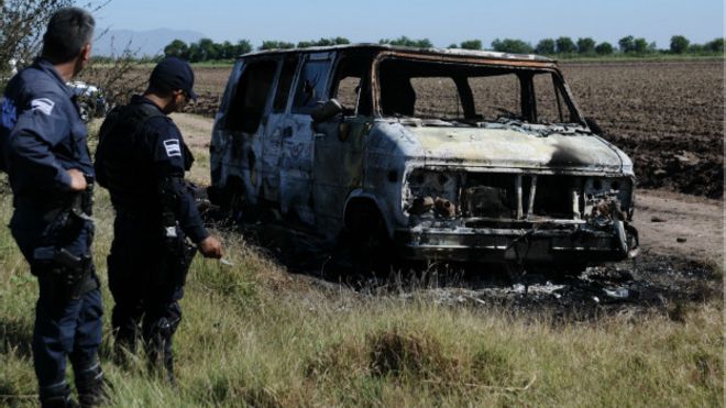 Camioneta calcinada hallada en Sinaloa.