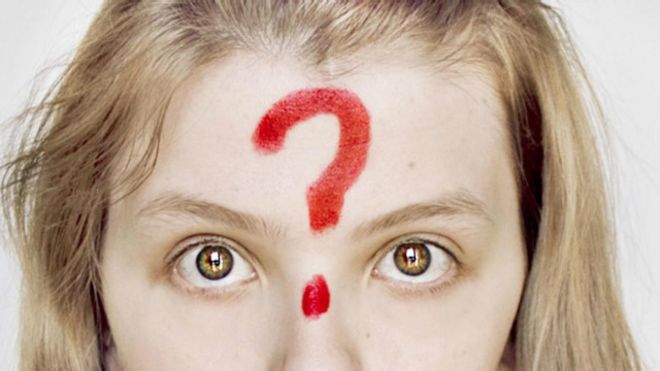Una persona con un signo de interrogación en la frente