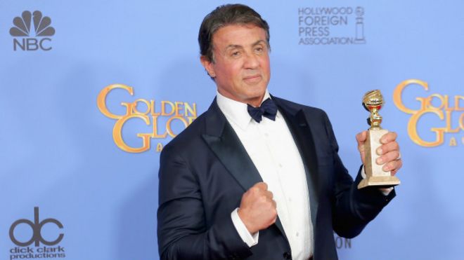 Sylvester Stallone sostiene el premio Globo de Oro 