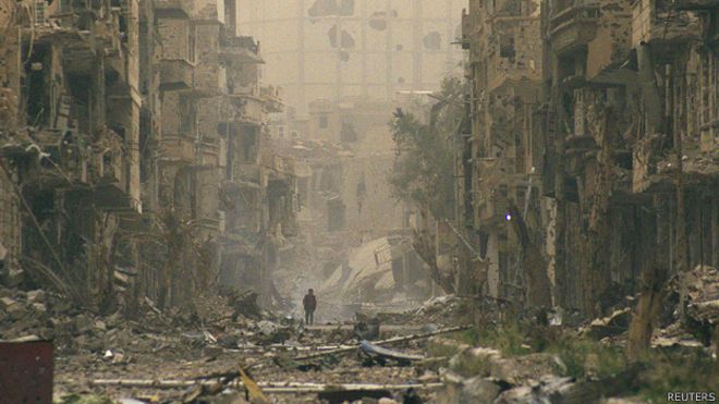Una persona camina entre ruinas en la ciudad de Deir al Zour en Siria