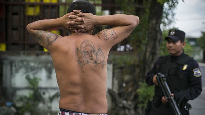 Un policía detiene a un hombre en El Salvador