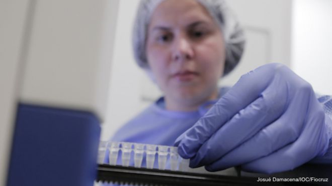 Una mujer trabaja con un kit de diagnóstico del zika y otras enfermedades, desarrollado por investigadores brasileños. 