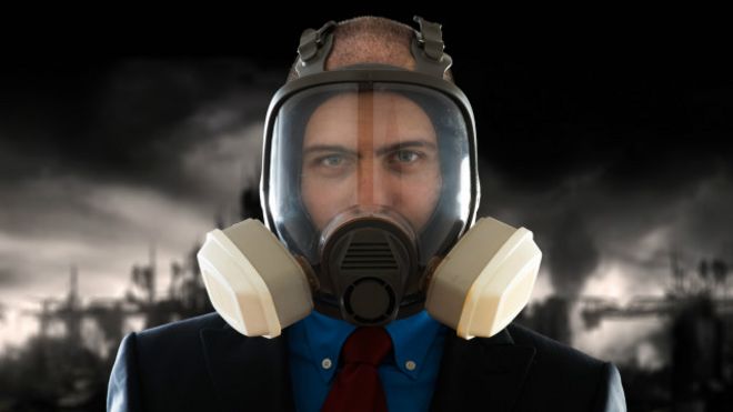 Una persona con una máscara de gas