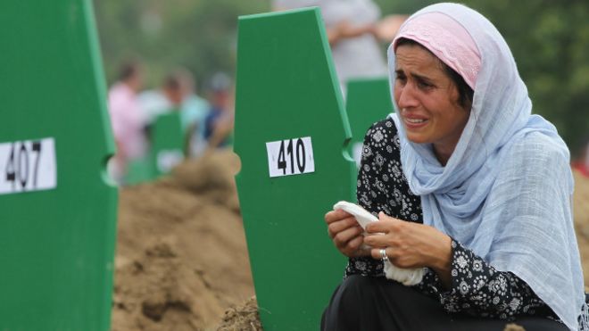 Un familiar de uno de los asesinados en Srebrenica