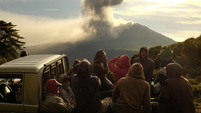 El volcán inició desde el 30 de abril un ciclo eruptivo de ceniza y gases. Durante algunos días se contabilizaron hasta tres erupciones pequeñas por hora, pero la de este viernes fue la más potente.