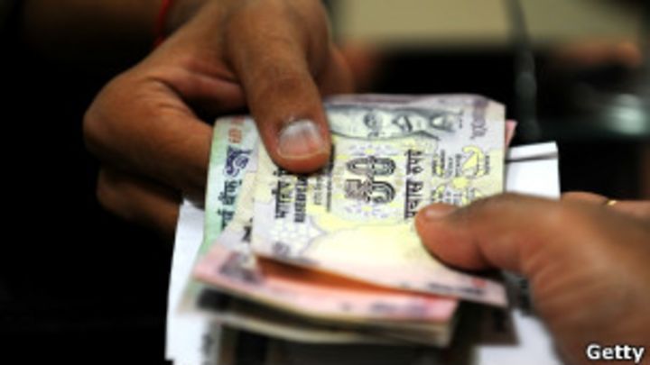 Hindistan rupisi dolar karşısında tarihinin en düşük seviyesine geriledi Hindistan rupisi dolar karşısında tarihinin en düşük seviyesine geriledi