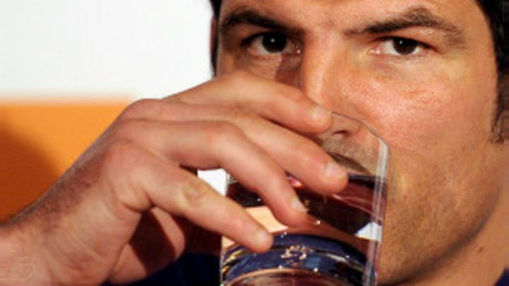 Agua mineral para lavar el rostro