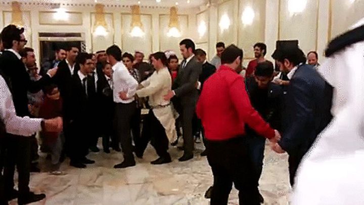 رقصة البطريق في حفل زفاف عربي Bbc News Arabic