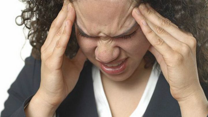 Dolor de produce cabeza estrenimiento