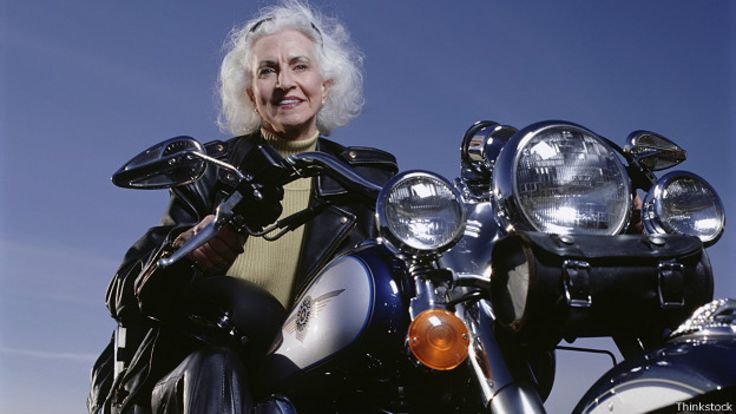 Пожилая дама на мотоцикле