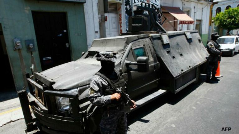 Vehículo con blindaje artesanal confiscado a Los Zetas