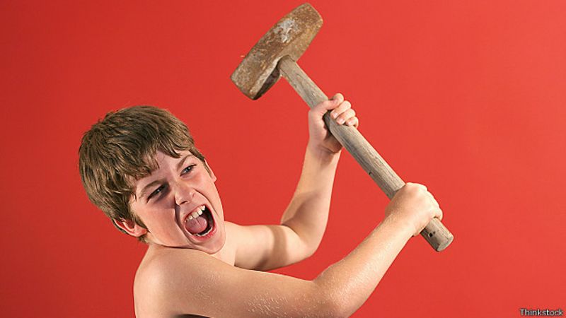 Niño con martillo