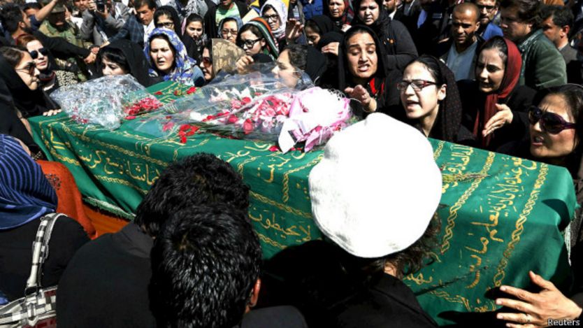Otra escena del funeral de la joven linchada