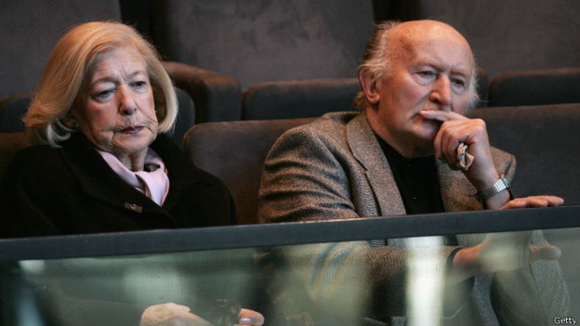Gena Turgel junto a otro superviviente en un homenaje en 2005.