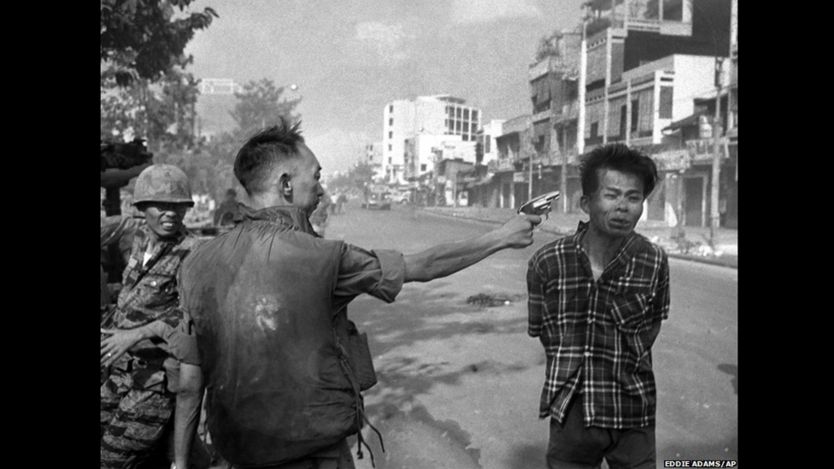 El general de Vietnam del Sur Nguyen Ngoc Loan ejecuta a un soldado del Viet Cong de un solo disparo en la cabeza. Foto de Eddie Adams/AP