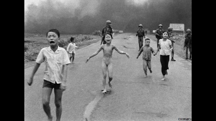 Niños vietnamitas escapan de un ataque con Napalm. Nick Ut/AP. 