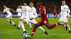 Sadio Mane takes on the PSG defence