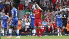 Steven Gerrard (centre)