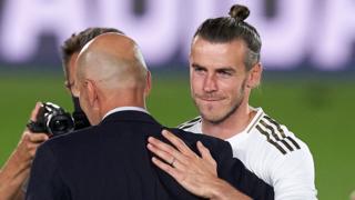 Gareth Bale hugs Zinedine Zidane
