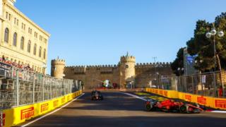 F1-auto's racen tijdens de Grand Prix van Azerbeidzjan
