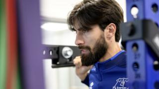 Andre Gomes in Everton shirt, lifting weights as part of his injury rehabilitation