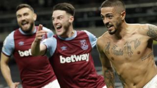 Manuel Lanzini celebrates