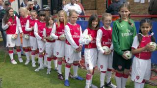 Leah Williamson como mascota antes del partido de vuelta de la final de la Copa de la UEFA femenina entre el Arsenal femenino y el Umea el 29 de abril de 2007