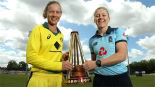 Heather Knight and Meg Lanning with the Women's Ashes