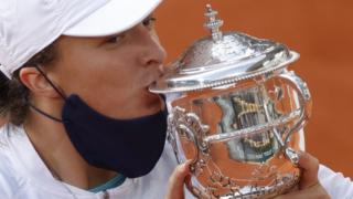 swiatek with trophy
