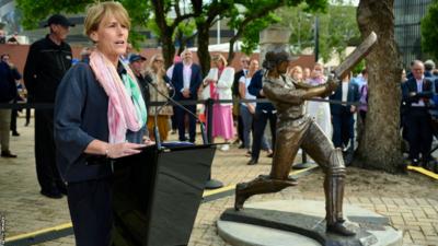 Belinda Clark junto a su estatua en Sydney Cricket Ground