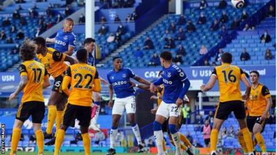 Everton 1-0 Wolverhampton Wanderers: Richarlison header keeps alive