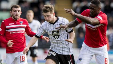St Mirren's Cammy Smith (centre) and Dunfermline's Nat Wedderburn