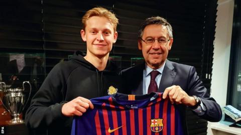 Frenkie de Jong with Barcelona president Josep Maria Bartomeu