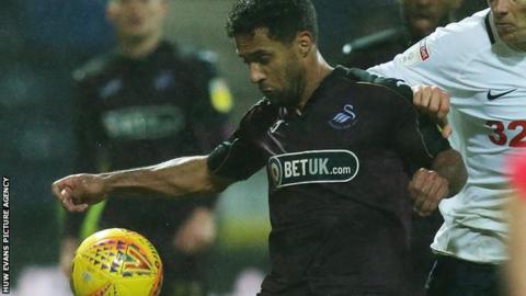 Wayne Routledge in action for Swansea