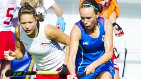 Scotland's Nikki Kidd (right) skips past England's Ellie Watton at the Commonwealth Games in Glasgow in 2014