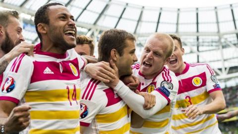 Scotland drew 1-1 with the Republic of Ireland to keep alive their hopes of qualifying for Euro 2016