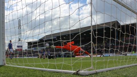 Carlisle v Mansfield Town
