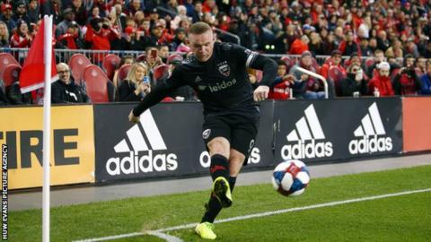 Wayne Rooney takes a corner for DC United