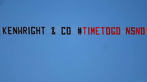 A plane flying with a banner calling for chairman Bill Kenwright to leave