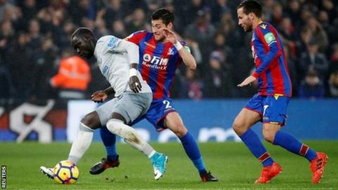 Everton striker Niasse to fight dive charge Everton striker Niasse to fight dive charge