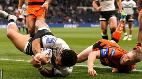 Bureta Faraimo scored the second of Hull's three first-half tries, then helped up the late clincher with a great offload for Mark Minichiello