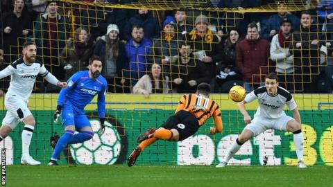 Jon Toral heads wide for Hull and against Derby