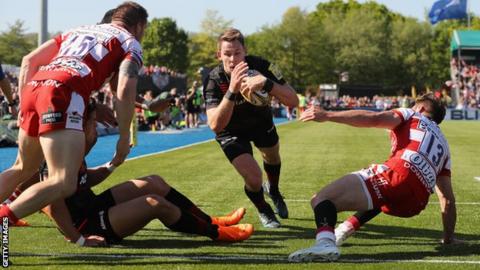 Liam Williams dives to score a try