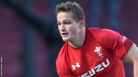 Hallam Amos attacks for Wales