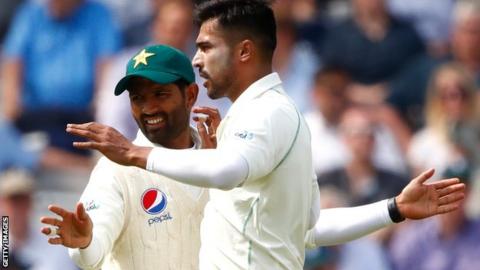 Asad Shafiq celebrates a Mohammad Amir wicket